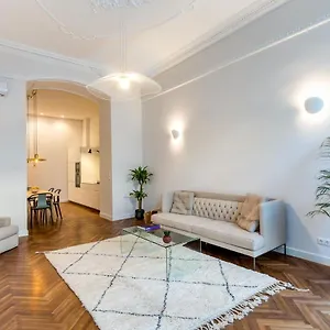 https://designer-2-bedroom-apt-basilica-2-min-walk.inbudapesthotels.com