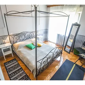 https://shades-of-grey-apartments.splithotels.org